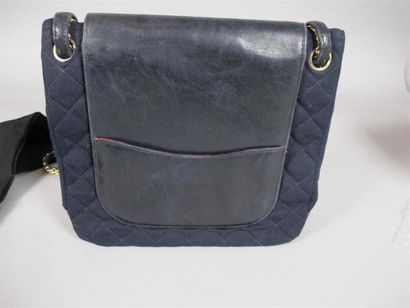 CHANEL
Sac à main en jersey matelassé noir...