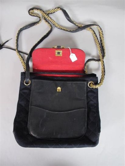 CHANEL
Sac à main en jersey matelassé noir...