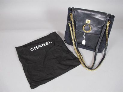 CHANEL
Sac à main en jersey matelassé noir...