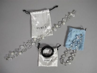 FURLA
Lot comprenant :
- Un collier en verre....