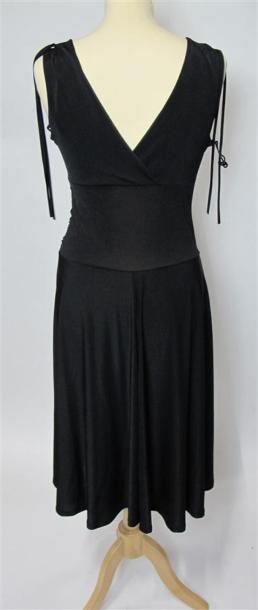 Lot comprenant :
- LES 3 POISSONS. Robe noire...
