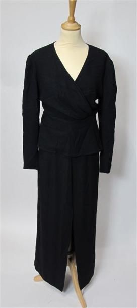 Lot comprenant :
- LES 3 POISSONS. Robe noire...