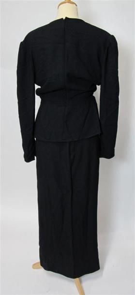 Lot comprenant :
- LES 3 POISSONS. Robe noire...