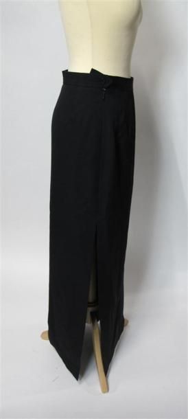 Lot comprenant :
- LES 3 POISSONS. Robe noire...