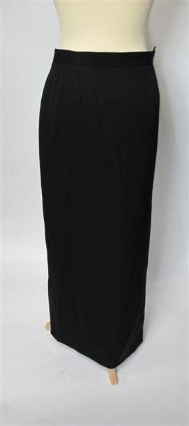 Lot comprenant :
- LES 3 POISSONS. Robe noire...