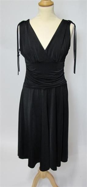 Lot comprenant :
- LES 3 POISSONS. Robe noire...