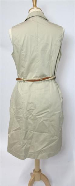 Lot comprenant :
- D SPORT. Robe sans manches...