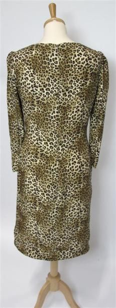 Lot comprenant :
- D SPORT. Robe sans manches...
