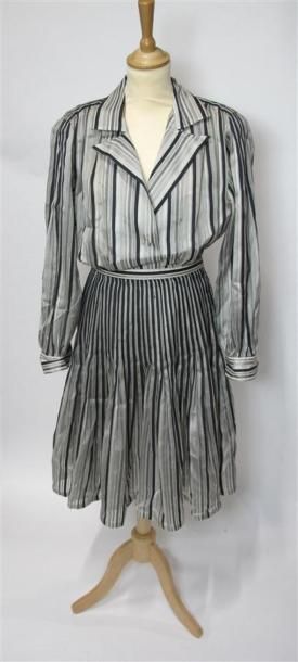 Lot comprenant :
- D SPORT. Robe sans manches...