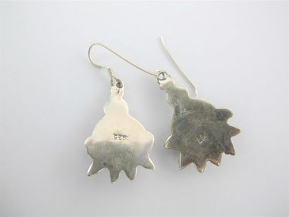 Paire de pendants d'oreilles en argent sertis...