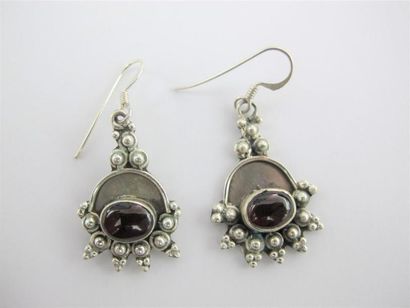 Paire de pendants d'oreilles en argent sertis...