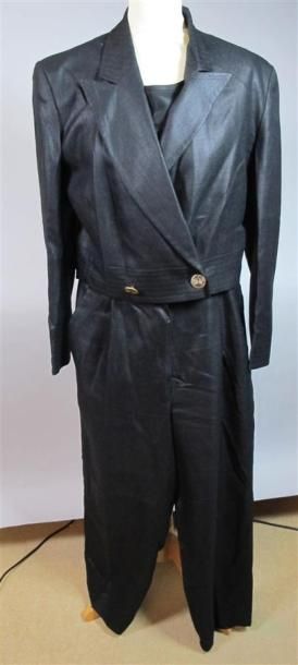 Louis FERAUD 
Ensemble comprenant : un tailleur...