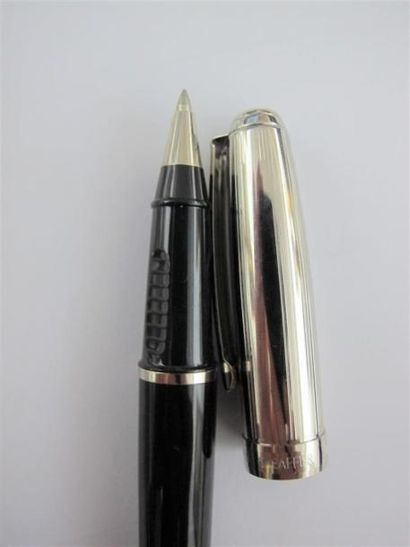 SHEAFFER
Deux stylos bille et un stylo à...