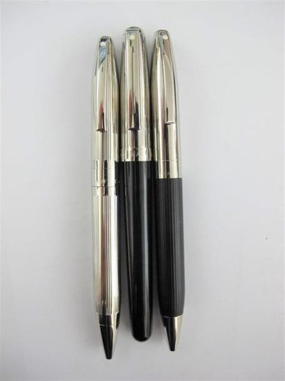 SHEAFFER
Deux stylos bille et un stylo à...