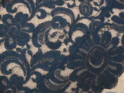 Mantille en dentelle noire.
Haut. : 53 cm...