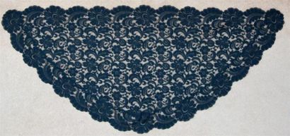 Mantille en dentelle noire.
Haut. : 53 cm...