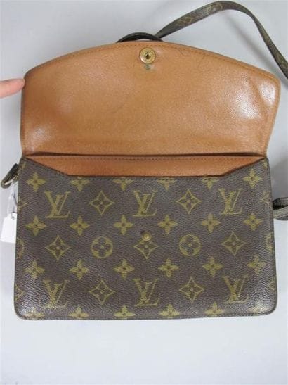 Louis VUITTON Paris
Sac enveloppe double...