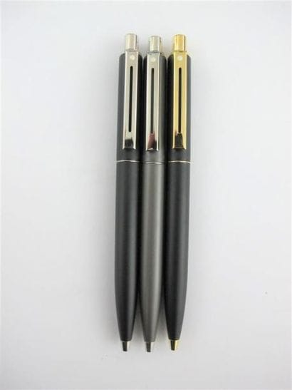 SHEAFFER
Trois stylos bille en résine noire...