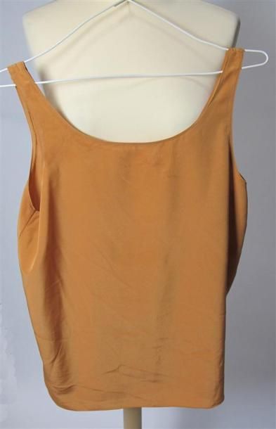 Lot comprenant :
- ARMANI. Bustier à bretelles...