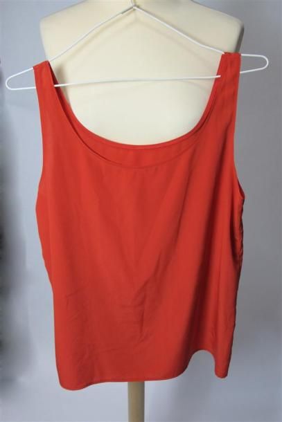 Lot comprenant :
- ARMANI. Bustier à bretelles...
