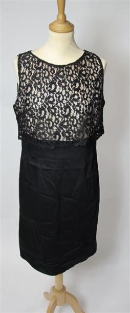 Lot comprenant :
- ARMANI. Bustier à bretelles...