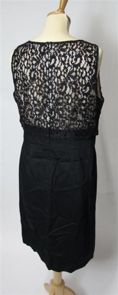 Lot comprenant :
- ARMANI. Bustier à bretelles...