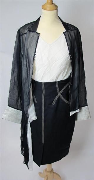Lot comprenant :
- ARMANI. Bustier à bretelles...