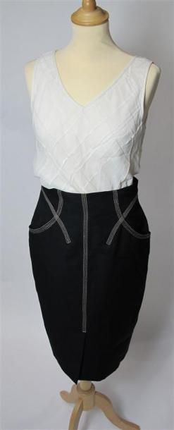 Lot comprenant :
- ARMANI. Bustier à bretelles...