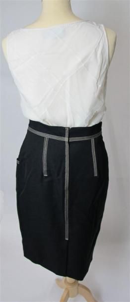Lot comprenant :
- ARMANI. Bustier à bretelles...