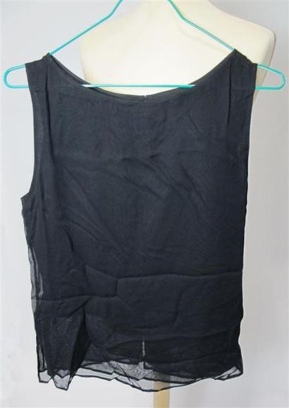 Lot comprenant :
- ARMANI. Bustier à bretelles...