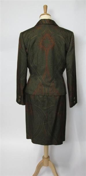 Tailleur jupe et veste à fond kaki à motifs...