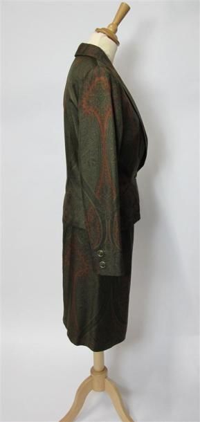 Tailleur jupe et veste à fond kaki à motifs...