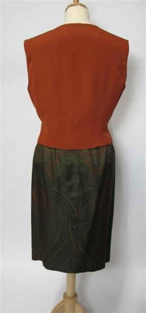 Tailleur jupe et veste à fond kaki à motifs...