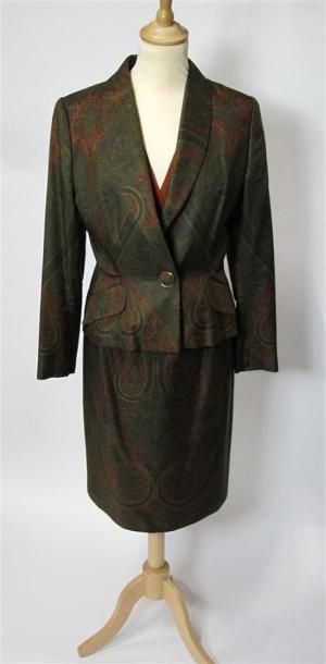 Tailleur jupe et veste à fond kaki à motifs...
