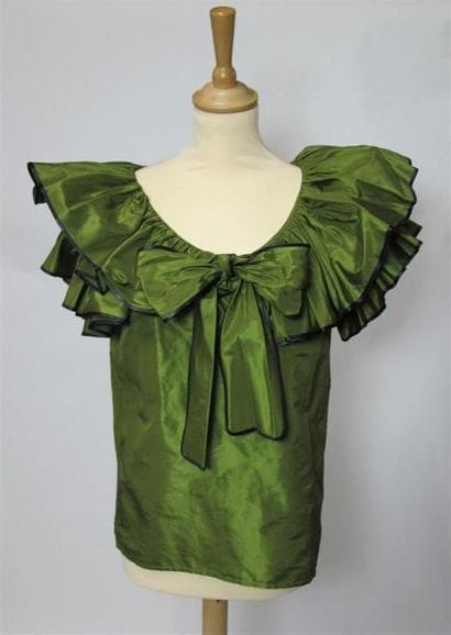 Yves SAINT LAURENT
Caraco en taffetas vert,...