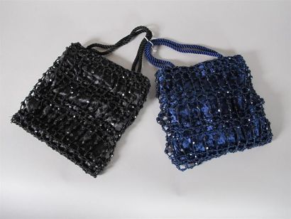 Deux petits sacs de soirée en velours bleu...