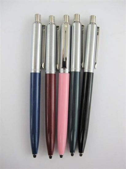 SHEAFFER
Cinq stylos bille de la collection...