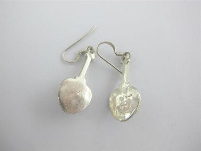 Paire de pendants d'oreilles en argent à...