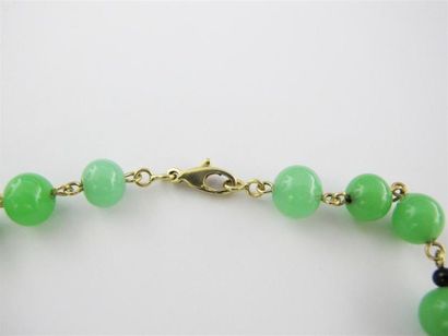 Collier en verre à l'imitation du jade comprenant...
