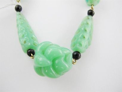 Collier en verre à l'imitation du jade comprenant...