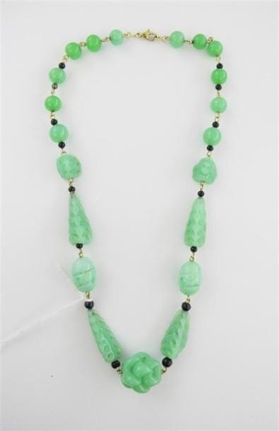 Collier en verre à l'imitation du jade comprenant...