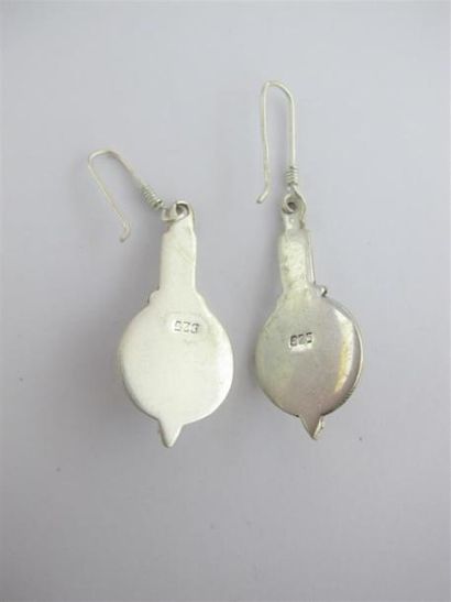 Paire de pendants d'oreilles en argent à...