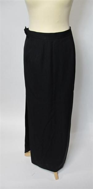 Lot comprenant :
- JEAN-LOUIS SCHERRER BOUTIQUE....