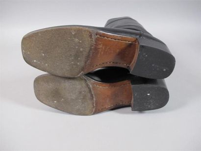 François VILLON
Paire de bottes en cuir noir.
Taille...