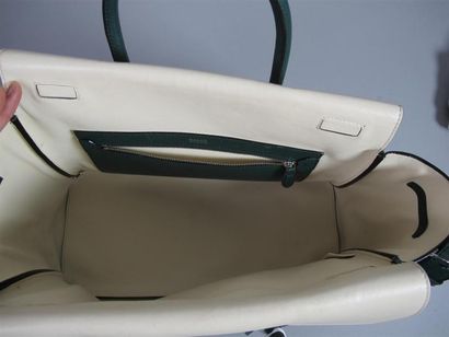 BALLY
Sac porté main en cuir écru, vert et...