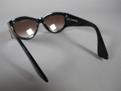 Christian LACROIX
Lunettes de soleil noires...
