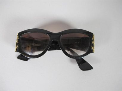 Christian LACROIX
Lunettes de soleil noires...