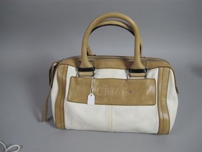 CHLOÉ
Sac porté main en cuir beige et toile...
