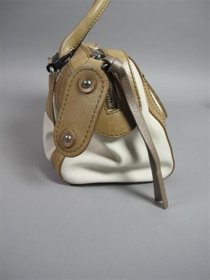 CHLOÉ
Sac porté main en cuir beige et toile...