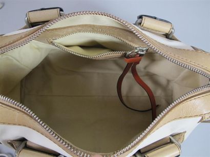 CHLOÉ
Sac porté main en cuir beige et toile...